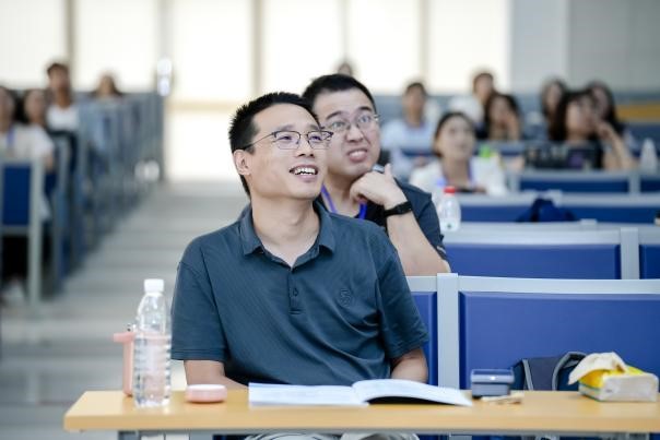 周广玉研究员主持主旨报告